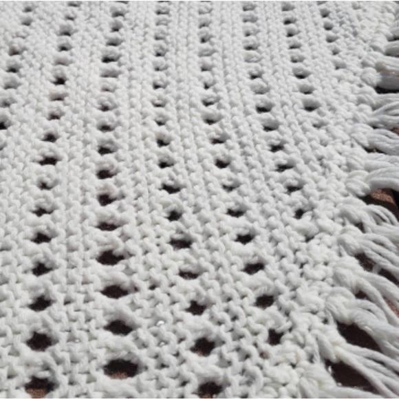 VINTAGE 70s Shawl Crochet Fringed Triangle Handmade Off White Scarf - Picture 2 of 9